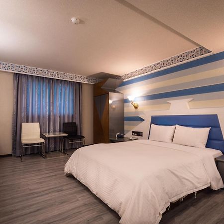 Golden Phoenix Hotel Kaohsiung Dış mekan fotoğraf