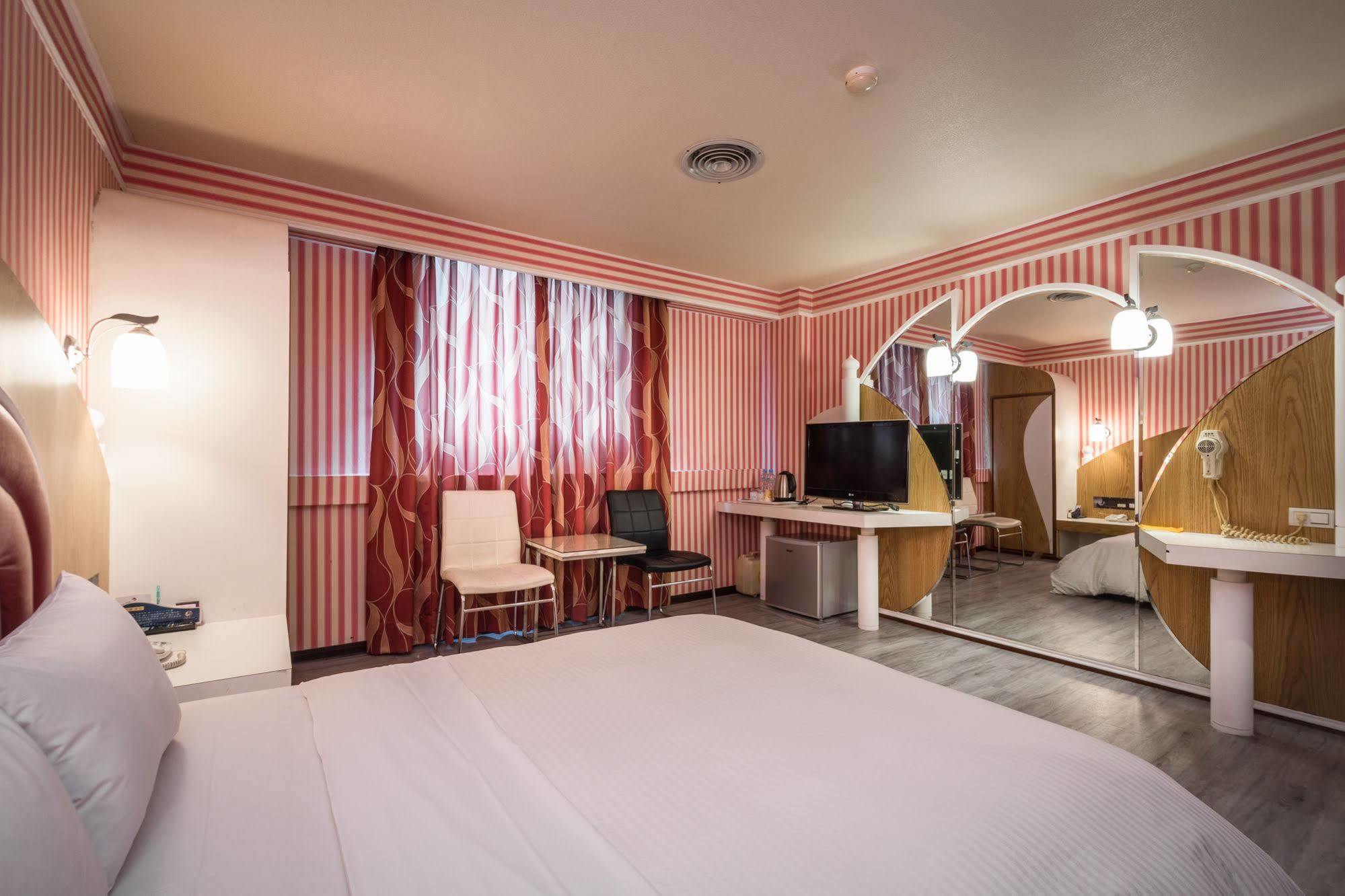 Golden Phoenix Hotel Kaohsiung Dış mekan fotoğraf
